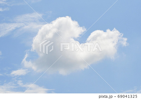 面白い形の浮雲 青空背景 U字形の面白い浮雲 青空背景 の写真素材