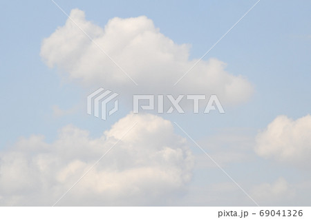 青空と涌き雲の風景 大空流れる白い涌き雲 青空と涌き雲の風景 大空流れる白い涌き雲 69041326
