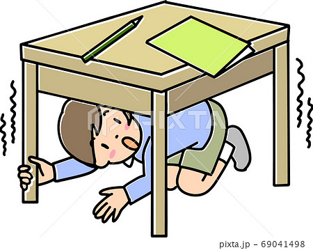 地震のときテーブルの下にもぐる男の子 69041498