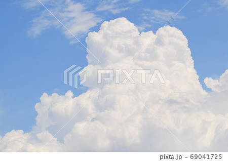 青空と涌き雲の風景 大空流れる白い涌き雲 青空と涌き雲の風景 大空流れる白い涌き雲 69041725