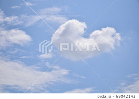 面白い形の浮雲 青空背景 U字形の白い浮雲 青空背景 の写真素材