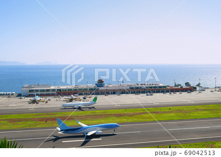 Airplane airport ocean Funchal Madeira 69042513