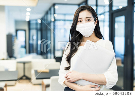 マスク姿のビジネスウーマン 69043208