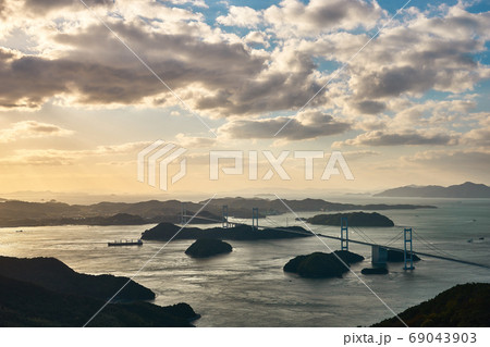 西瀬戸自動車道(しまなみ海道)亀老山展望公園から望む来島海峡大橋 西瀬戸自動車道(しまなみ海道)亀老山展望公園から望む来島海峡大橋 69043903