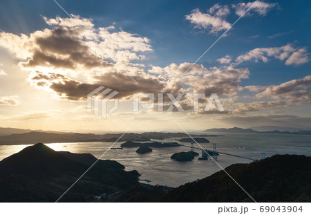西瀬戸自動車道(しまなみ海道)亀老山展望公園から望む来島海峡大橋 西瀬戸自動車道(しまなみ海道)亀老山展望公園から望む来島海峡大橋 69043904