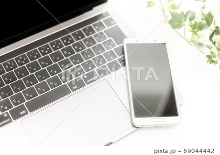 ノートパソコンとスマホ ノートパソコンとスマホ 69044442