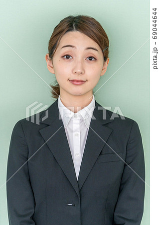 オンライン面接をする若い女性 【就活イメージ】 オンライン面接をする若い女性 【就活イメージ】 69044644