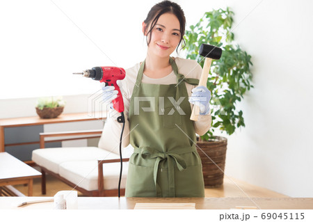 家庭でDIYを楽しむ女性 家庭でDIYを楽しむ女性 69045115