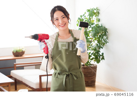 家庭でDIYを楽しむ女性 家庭でDIYを楽しむ女性 69045116