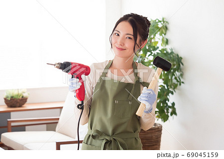 家庭でDIYを楽しむ女性 家庭でDIYを楽しむ女性 69045159