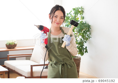 家庭でDIYを楽しむ女性 69045192