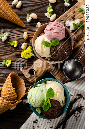 Different scoops of Vanilla pistachio chocolate and strawberry i 69046089