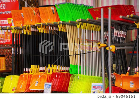 ホームセンターの雪かきコーナー 69046161