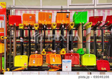 ホームセンターの除雪用品コーナー ホームセンターの除雪用品コーナー 69046166