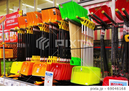 ホームセンターの除雪用品コーナー 69046168