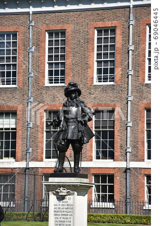 The statue of King William III at Kensington gardens. 69046445