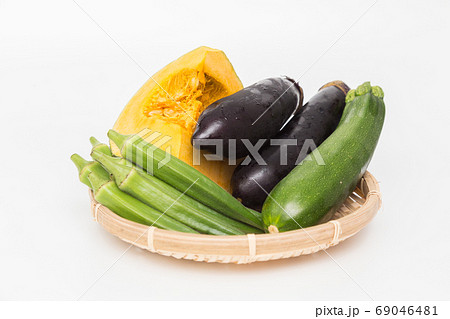 ザルに盛られた夏野菜 69046481