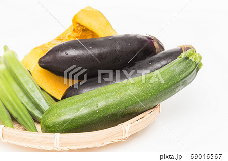 ザルに盛られた夏野菜 ザルに盛られた夏野菜 69046567