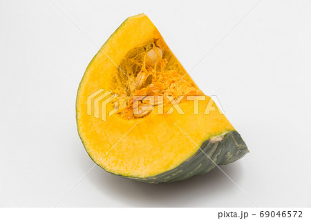 カットされたカボチャ（1/4） 69046572