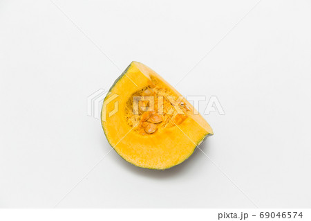 カットされたカボチャ（1/4） 69046574