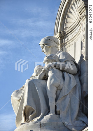 Details of the Victoria Memorial is a monument to Queen Victoria, located at the end of The Mall in London, Details of the Victoria Memorial is a monument to Queen Victoria, located at the end of The Mall in London, 69047071