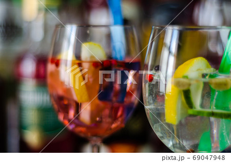 fresh and refreshing cocktails based on gin, a fresh and refreshing cocktails based on gin, a 69047948