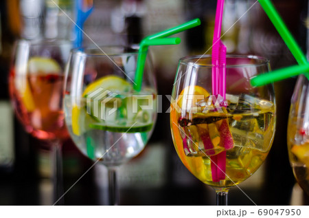 fresh and refreshing cocktails based on gin, a fresh and refreshing cocktails based on gin, a 69047950