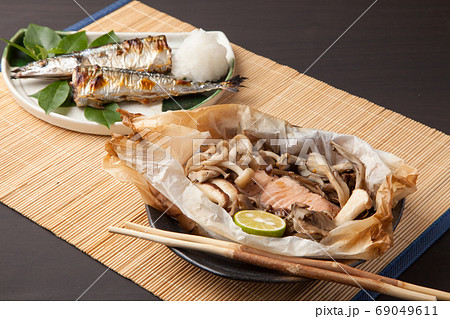 鮭ときのこの包み焼き 69049611