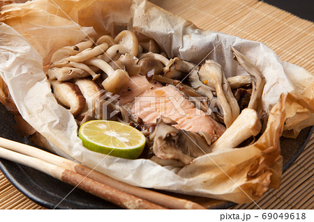 鮭ときのこの包み焼き 69049618