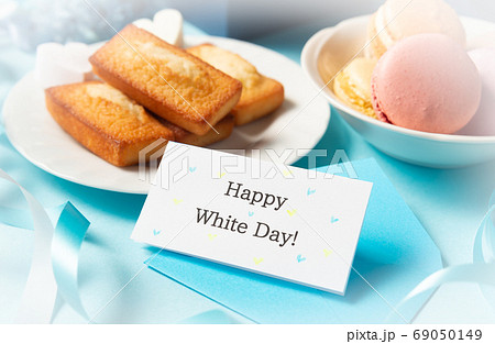 Happy White Day のメッセージカードとプレゼント ホワイトデー マカロン フィナンシェの写真素材