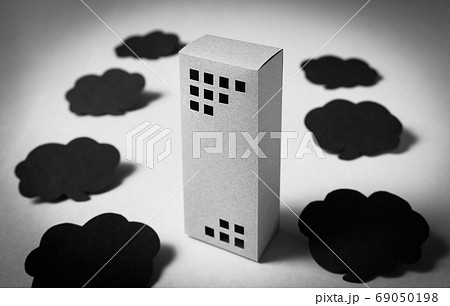 黒色の吹き出しとビル　クチコミ　評価　不動産 69050198