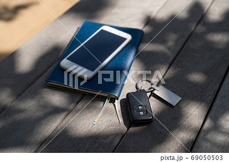 車のキーとスマホとスケジュール帳 69050503
