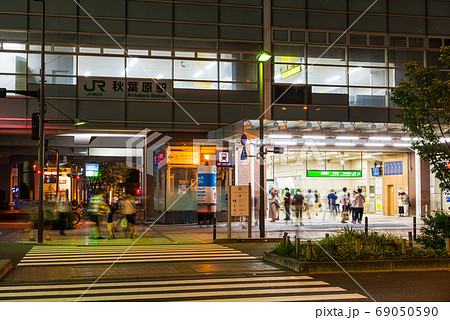 秋葉原駅中央改札口の駅前夜景 東京都千代田区 年8月の写真素材