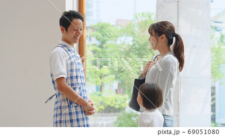 保育士と話をする母娘 69051080
