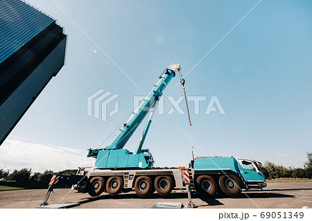 blue crane lifting mechanism with hooks near the 69051349