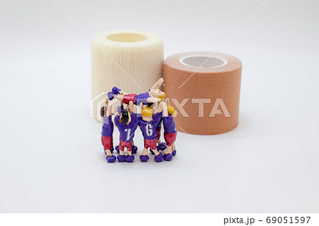 サッカー選手胴上げシーン① 69051597