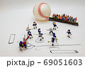 ミニチュア人形の野球試合 69051603