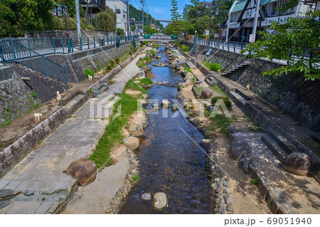 島根県松江市玉湯町の玉湯川から勾玉橋方面を見る 島根県松江市玉湯町の玉湯川から勾玉橋方面を見る 69051940