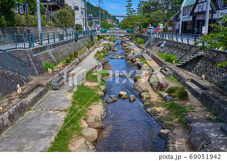 島根県松江市玉湯町の玉湯川から勾玉橋方面を見る 69051942