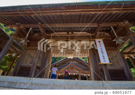 島根県松江市の美保神社神門から拝殿を見る 69051977