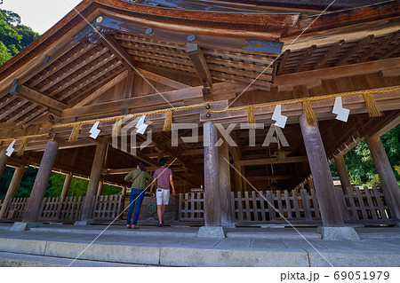 島根県松江市の重要文化財 美保神社拝殿と参拝者 69051979