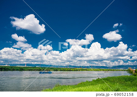 淀川の上に浮かぶ夏雲 淀川の上に浮かぶ夏雲 69052158