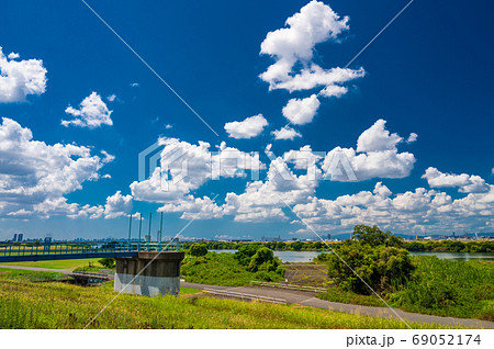 真夏の淀川河川敷風景 8月の写真素材 [69052174] - PIXTA