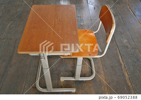 【旧遷喬尋常小学校 (机)】 岡山県真庭市鍋屋 69052388