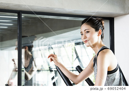 スポーツジム 女性 トレーニング ポートレートの写真素材