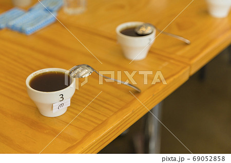 コーヒー カッピングのコップとコーヒー コーヒー カッピングのコップとコーヒー 69052858