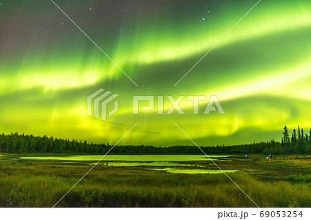 イエローナイフのオーロラ 69053254