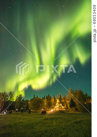 イエローナイフのオーロラ 69053409