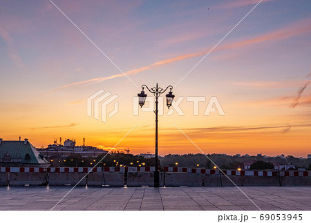 ワルシャワの朝焼け 69053945