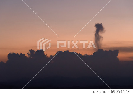 晩夏の日暮れ時 西の空に湧き上がる積乱雲のシルエット　a-4 オレンジ ソフトイメージ 69054573
